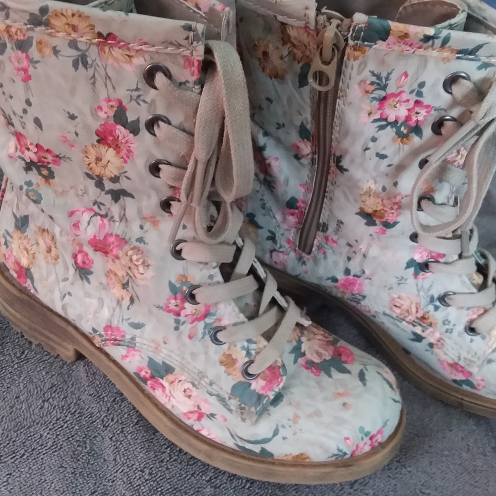 Big Buddha Floral Combat Boots sz 8
